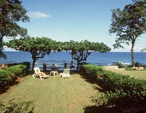 Low tropical house with jalousie shutters, pool and beach in Jamaica